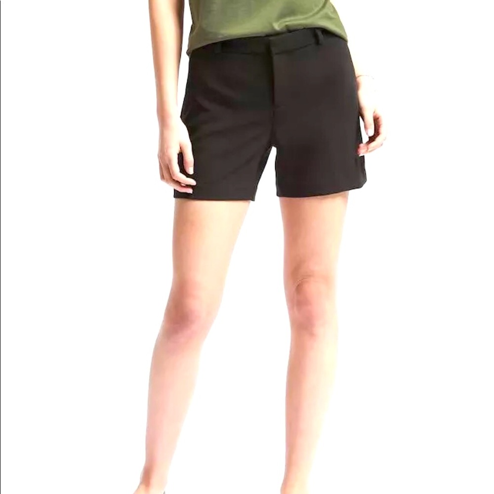 NWT Banana Republic Ryan-Fit Solid Short Blk. Sz.4